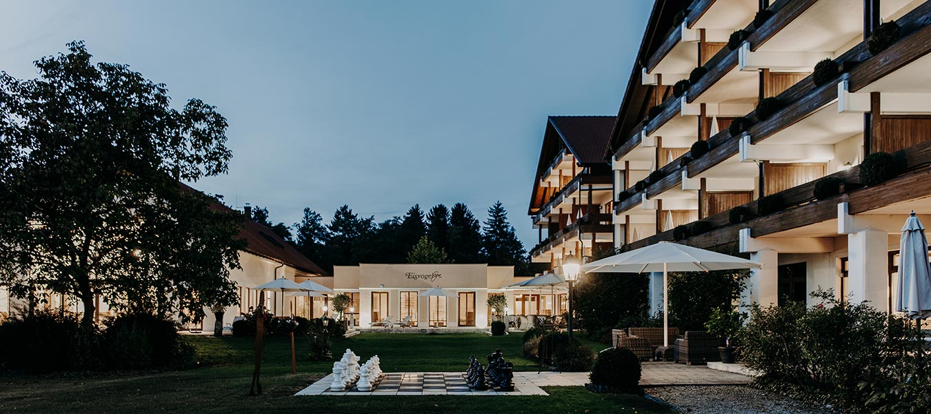 Der Eisvogel - Spa-Garten am Abend - DE-Bad Gögging - Bayern - Niederbayern